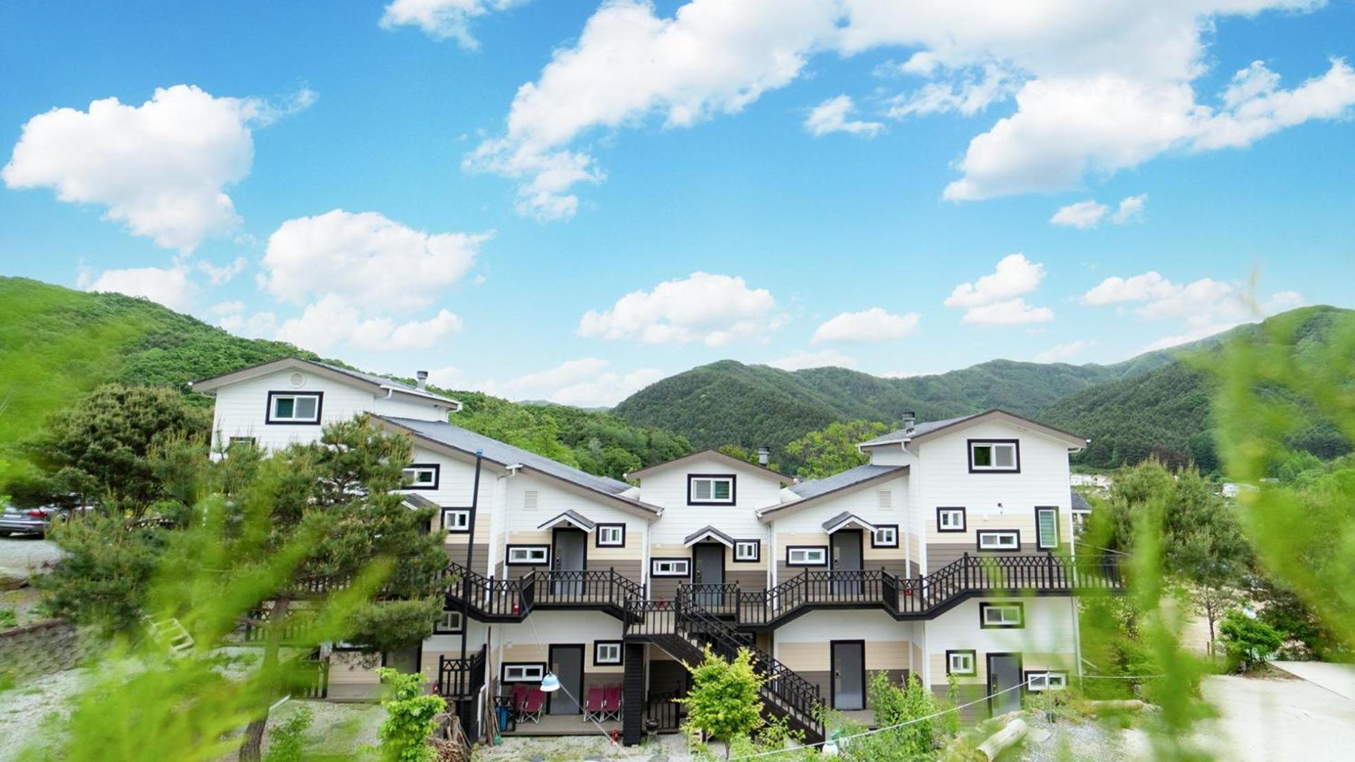 Hongcheon D-Day Pension&Camping ภายนอก รูปภาพ